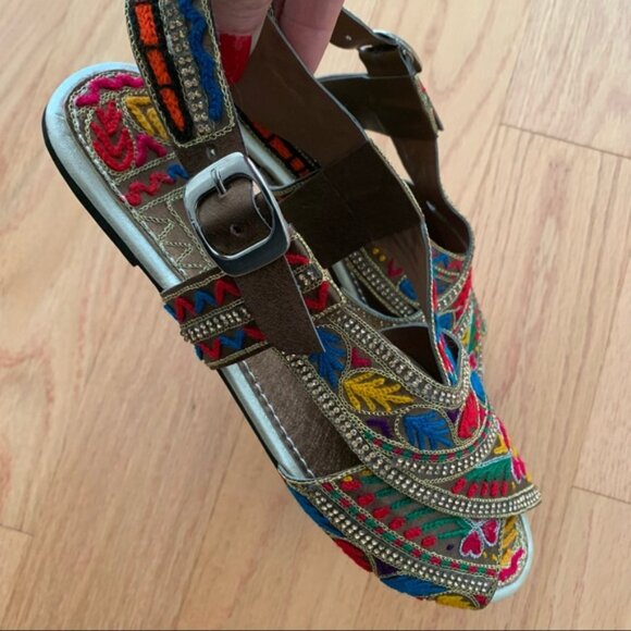 Embroidered oho ummer andals - Picture 3 of 10